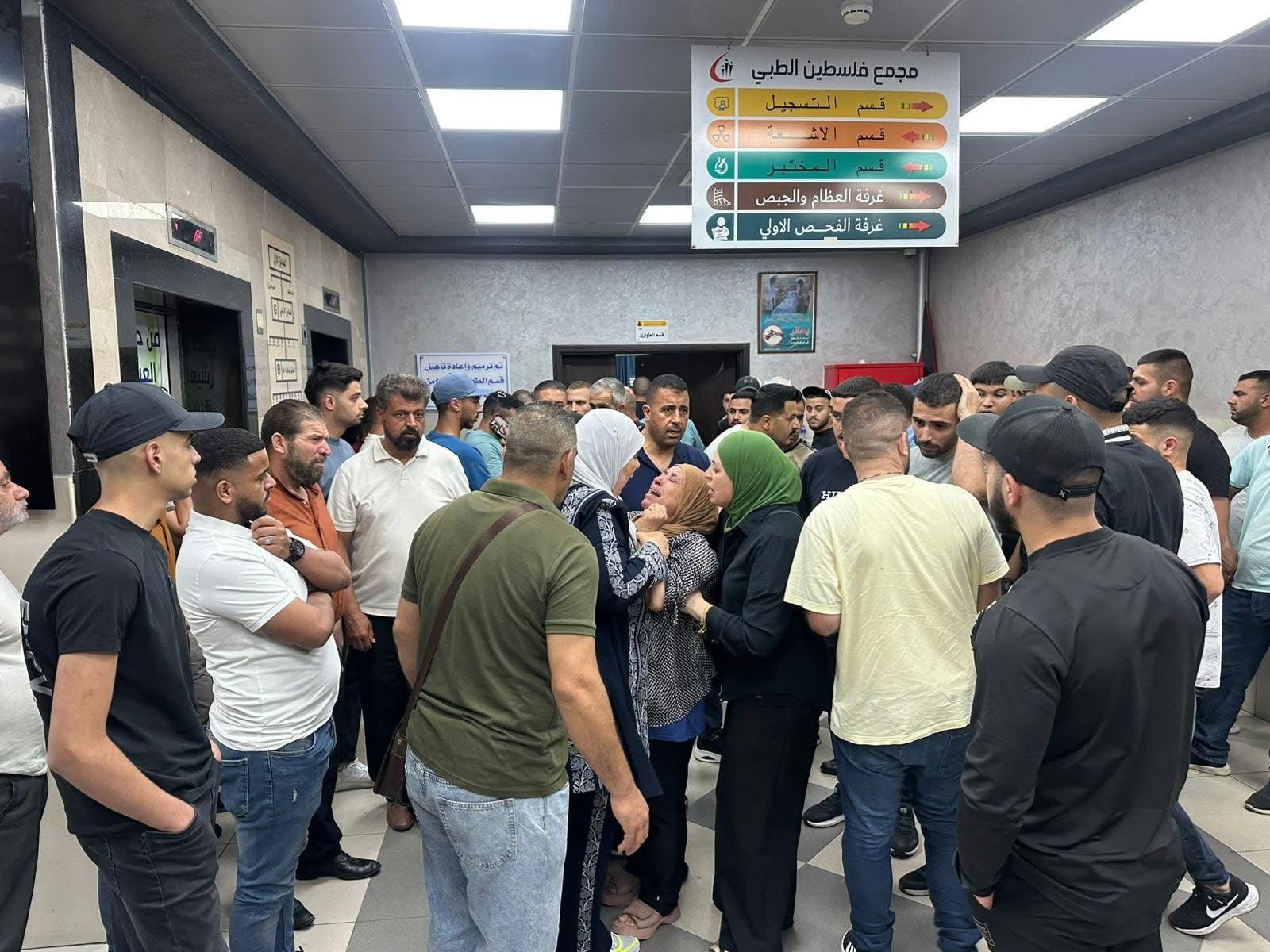 أهالي كفر مالك في مجمع فلسطين الطبي بمدينة رام الله.